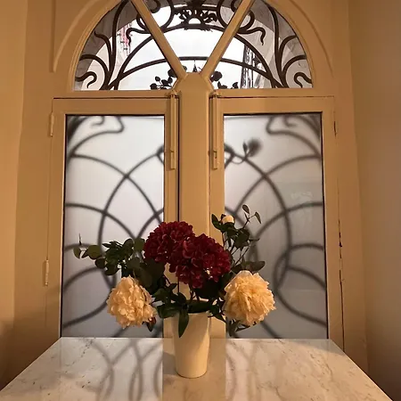 Palace Apartment *